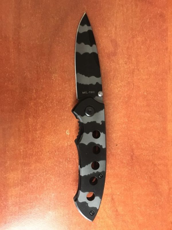 Egykezes összecsukható Camo kés